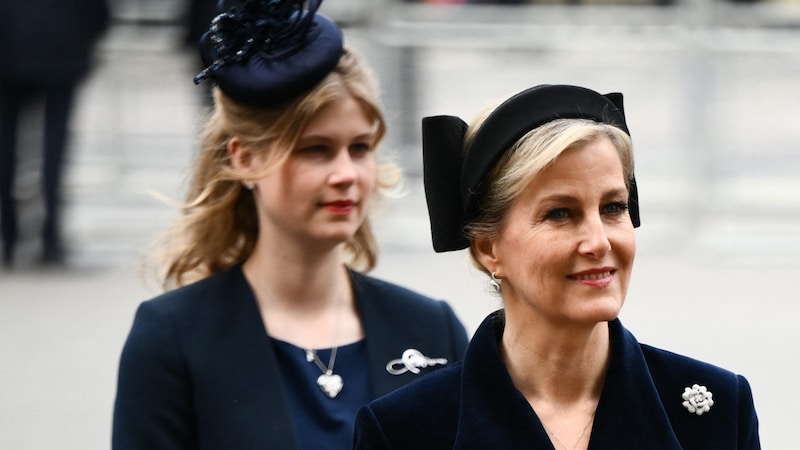 Herzogin Sophie mit ihrer Tochter Lady Louise Windsor (Bild: AFP )