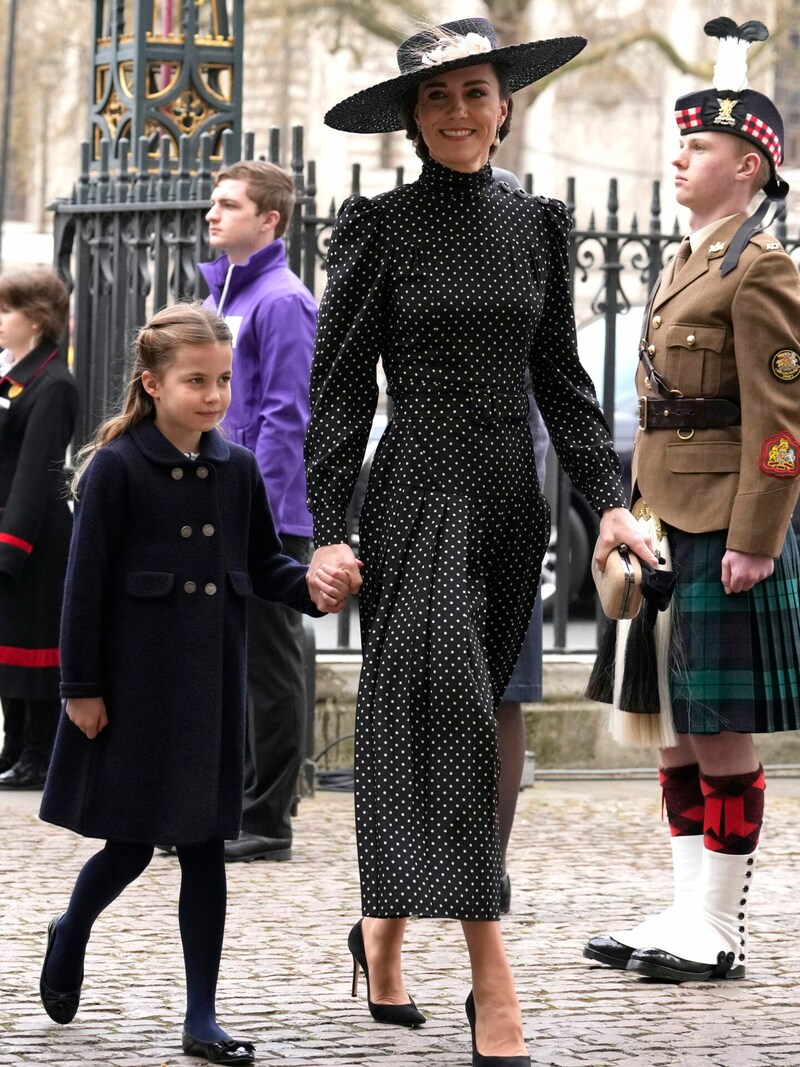 Herzogin Kate kam mit Prinzessin Charlotte an der Hand zur Westminster Abbey. (Bild: Copyright 2022 The Associated Press. All rights reserved)