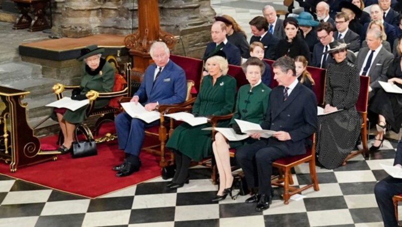 Die Königin, die nächsten Monat 96 Jahre alt wird, sitzt bei der Gedenkmesse für Prinz Philip neben Prinz Charles und Herzogin Camilla,sowie Prinzessin Anne und Sir Tim Laurence. Prinz William und Herzogin Kate sitzen mit den Kindern George und Charlotte eine Reihe dahinter. (Bild: APA/Dominic Lipinski/AP)