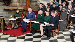 Die Königin, die nächsten Monat 96 Jahre alt wird, sitzt bei der Gedenkmesse für Prinz Philip neben Prinz Charles und Herzogin Camilla,sowie Prinzessin Anne und Sir Tim Laurence. Prinz William und Herzogin Kate sitzen mit den Kindern George und Charlotte eine Reihe dahinter. (Bild: APA/Dominic Lipinski/AP)