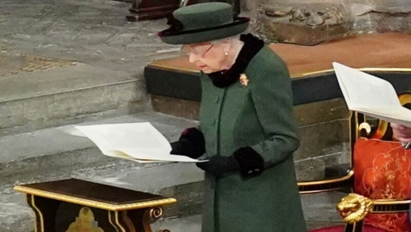 Queen Elizabeth bei der Gedenkmesse von Prinz Philip in der Westminster Abbey (Bild: PA)