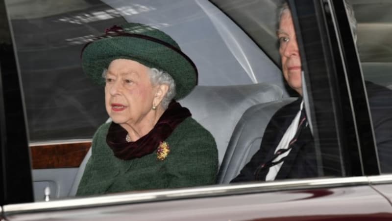 Queen Elizabeth fuhr im Auto von Prinz Andrew zur Westminster Abbey. (Bild: AFP)