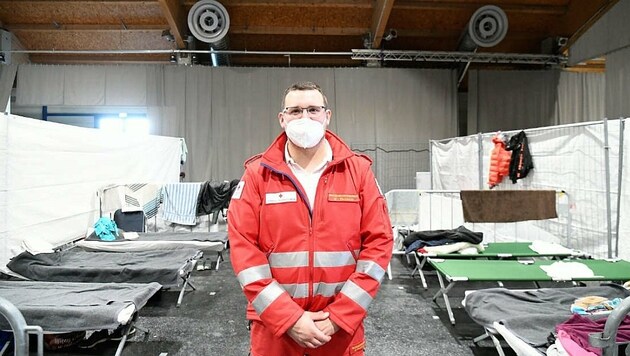 Mato Brcinovic an seinem Arbeitsplatz in der Arena Nova. Rund 100 schutzbedürftige Menschen aus der Ukraine werden hier auf Feldbetten untergebracht, bei Bedarf kann die Kapazität verdoppelt werden. (Bild: P. Huber)
