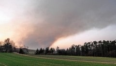 Rauchsäulen? Nein! Der Wind wirbelte nur gehörig Staub auf. (Bild: ATTILA MOLNAR)