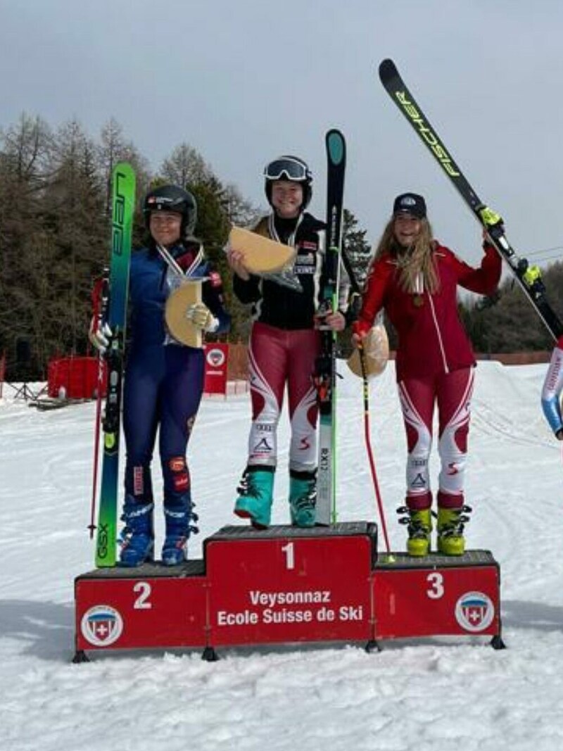 Juniorenweltmeisterin Sonja Gigler (M.) mit der zweitplatzierten Schwedin Linnea Mobaerg (l.) und ÖSV-Teamkollegin Christina Födermayr (r.) am Podest. (Bild: Privat)