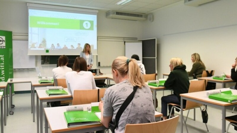 Ukrainische Flüchtlinge in einem Deutschkurs am WIFI (Bild: P. Huber)