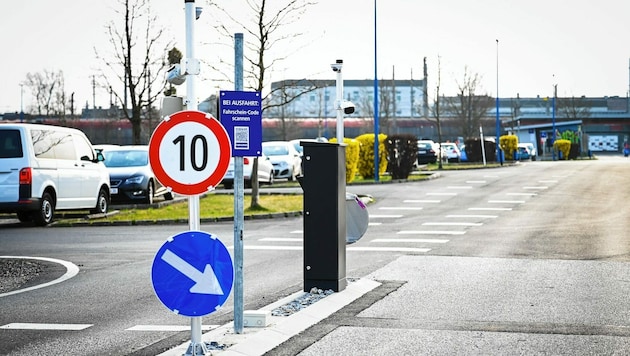 Kein Schranken, dafür ein Scanner-System sorgt auf dem Parkplatz in St. Valentin (NÖ) für Ärger. (Bild: Alexander Schwarzl)