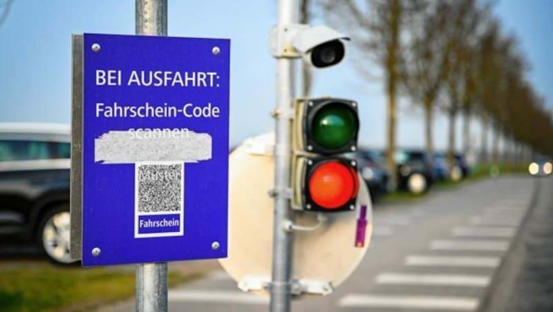 Bei der Ausfahrt müssen Autolenker ihr Zugticket scannen. Funktioniert das nicht, muss man sich von selbst melden oder man bekommt eine Strafe. (Bild: Alexander Schwarzl)