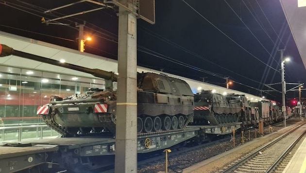 Panzer-Konvoi macht im Bahnhof St. Pölten Station. Nicht einmal die Stadtführung wurde vorab darüber informiert. (Bild: Privat)