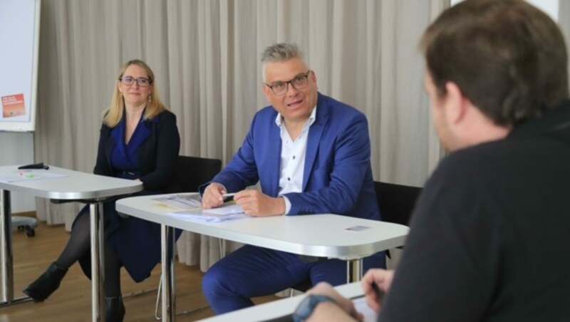 Catharina Jahn und Stefan Garbislander (Mitte) mit „Krone“-Redakteur Manuel Schwaiger. (Bild: Birbaumer Christof)