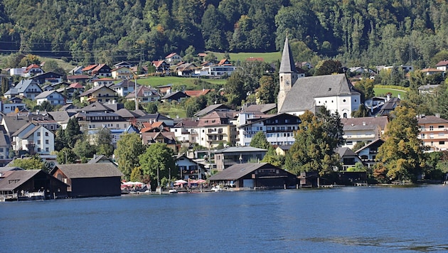 Das Unglück erschütterte am Dienstag die Gemeinde Altmünster: Johannes (2) war in ein Biotop im Nachbargarten gestürzt. Der Bub wurde wiederbelebt, starb kurz darauf aber im Spital (Bild: Hörmandinger Reinhard)