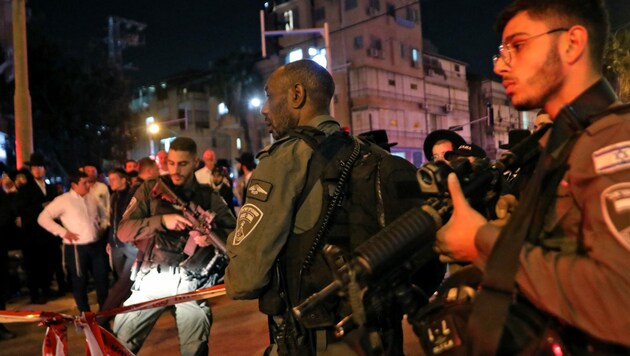 Israelische Sicherheitskräfte am Ort des Anschlags in Bnei Brak (Bild: APA/AFP/GIL COHEN-MAGEN)