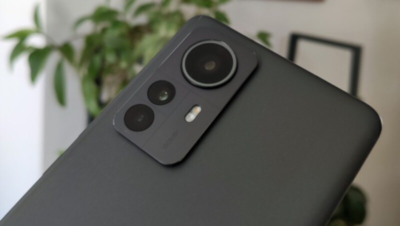 Das Xiaomi 12 Pro verfügt über bessere Weitwinkel- und Zoomfähigkeiten als das reguläre Modell. (Bild: Dominik Erlinger)