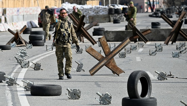 Ein Checkpoint am Stadtrand von Kiew (Bild: AFP)