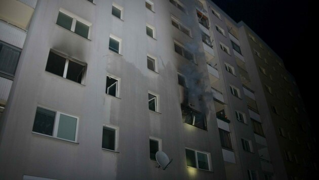 Zimmerbrand in einem Hochhaus in der Quadenstraße in Wien-Donaustadt (Bild: APA/STADT WIEN FEUERWEHR)