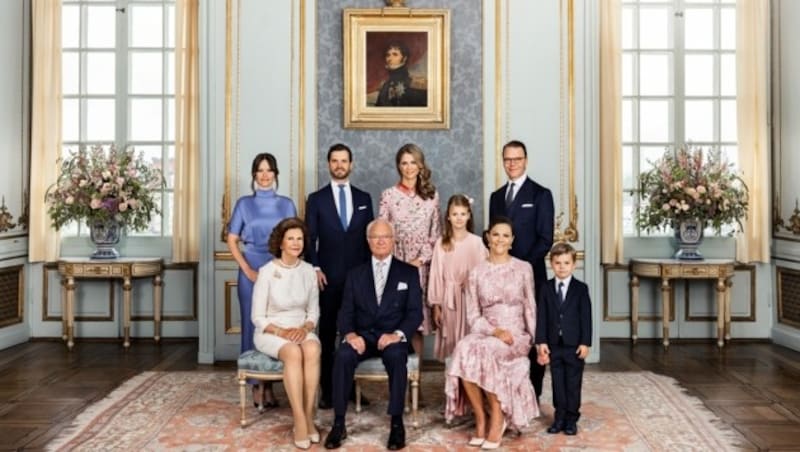 Die schwedische Königsfamilie posiert unter einem Porträt von Jean-Baptiste Bernadotte. (Bild: Photo: Linda Broström/The Royal Court of Sweden)