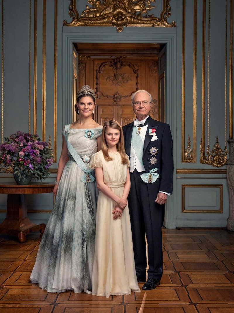 König Carl XVI. Gustaf mit seinen Thronfolgerinnen Kronprinzessin Victoria und Prinzessin Estelle (Bild: Photo: Thron Ullberg/The Royal Court of Sweden)