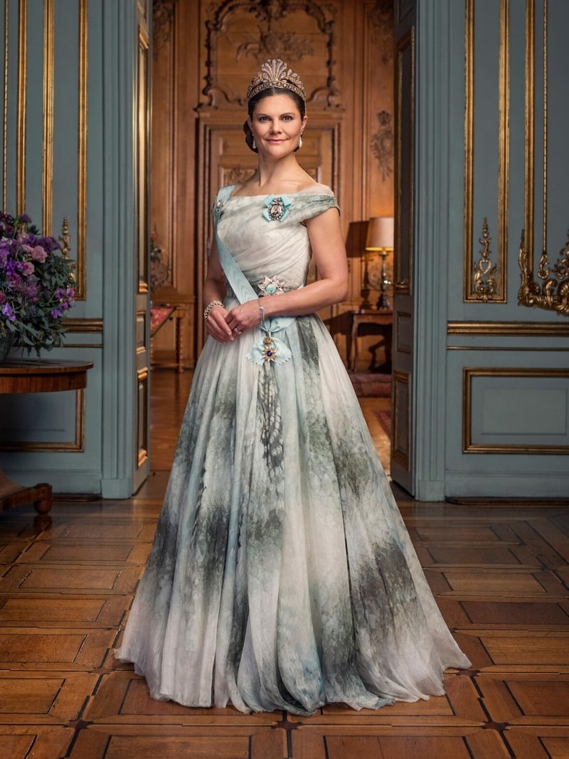 Kronprinzessin Victoria posiert in einem H&M-Kleid aus der Conscious Exclusive Kollektion und trägt das „Stahldiadem“. (Bild: Photo: Thron Ullberg/The Royal Court of Sweden)