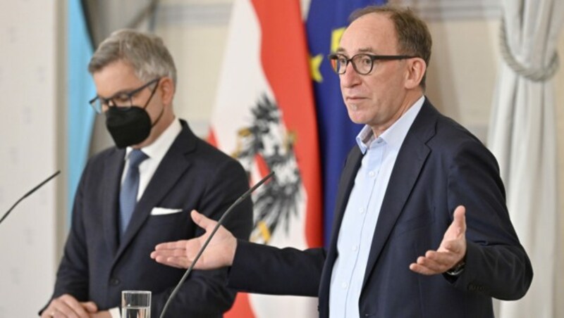 Finanzminister Magnus Brunner (ÖVP), Sozialminister Johannes Rauch (Grüne) beim Pressefoyer nach dem Ministerrat am Mittwoch (Bild: APA/HANS PUNZ)