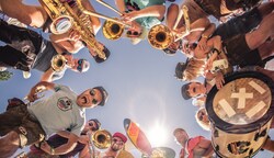 Friedvolle Gaudi beim „Winter-Woodstock der Blasmusik“. (Bild: Klaus Mittermayr)