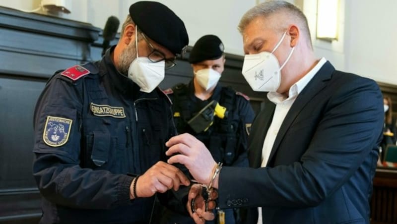 Der Angeklagte Julian Hessenthaler vor einem Prozess nach dem Suchtmittelgesetz gegen den mutmaßlichen Ibiza-Drahtzieher in St. Pölten. (Bild: FLORIAN WIESER / APA / picturedesk.com)