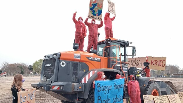 Aktivisten von LobauBleibt besetzten am Mittwoch Bagger auf einer Baustelle der Wiener Stadtstraße in Wien-Donaustadt. (Bild: APA/SYSTEM CHANGE,NOT CLIMATE CHANGE)