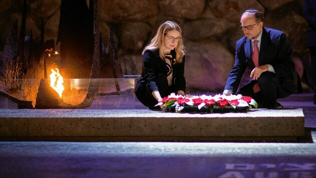 Außenminister Alexander Schallenberg und Wirtschaftsministerin Margarete Schramböck bei der Holocaust-Gedenkstätte Yad Vashem (Bild: BMEIA/ Michael Gruber)