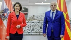 Europaministerin Karoline Edtstadler mit Nordmazedoniens Premier Dimitar Kovačevski (Bild: Doris Vettermann)