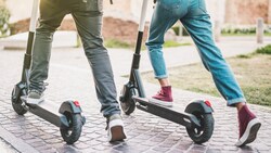 Die Männer waren mit einem E-Scooter unterwegs. (Symboldbild) (Bild: Mirko Vitali - stock.adobe.com)