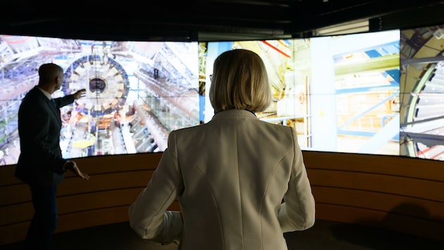 Landeshauptfrau Mikl-Leitner im „Maschinenraum“ des CERN (Bild: NLK Burchhart)