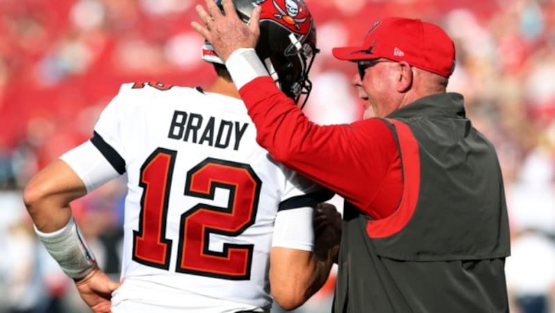 Tom Brady (12) mit Bruce Arians (Bild: Copyright 2022 The Associated Press. All rights reserved.)