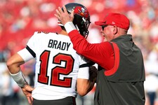 Tom Brady (12) mit Bruce Arians (Bild: Copyright 2022 The Associated Press. All rights reserved.)