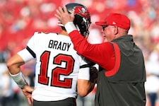 Tom Brady (12) mit Bruce Arians (Bild: Copyright 2022 The Associated Press. All rights reserved.)