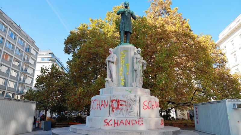 Beschmiert und angeschüttet: Das Dr.-Karl-Lueger-Denkmal in Wien (Bild: Zwefo)