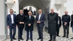 Die Landesräte Dorner und Schneemann, Ex-Superintendent Koch, Landeshauptmann Doskozil und Bischof Zsifkovics bei der Ausstellung „Spurensuche. Fragmente jüdischen Lebens im Burgenland“ in der ehemaligen Synagoge Stadtschlaining. (Bild: Schulter Christian)