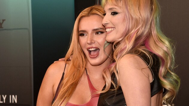 Bella Thorne mit Schwester Dani Thorne beim Fan-Screening des Films „Morbius“ (Bild: 2022 Getty Images)