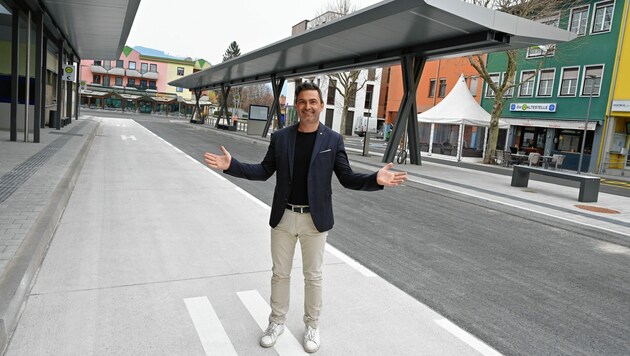 Stadtchef Lakounigg beim neugestalteten Busbahnhof. (Bild: EVELYN HRONEK)