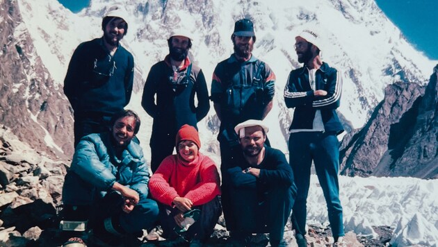 Broad Peak-Expedition 1986 mit der 26-jährigen Henriette Eberwein (Bildmitte) vor dem Achttausender im Karakorum. (Bild: Wallner Hannes)
