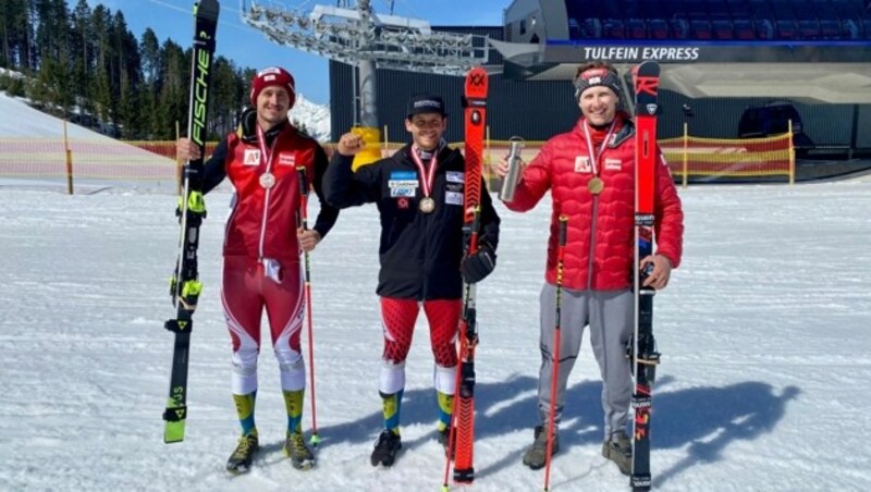 Am 30. März 2021 triumphierte Magnus Walch (M.) am Glungezer und holte sich vor Stefan Brennsteiner (li.) und Dominik Raschner (re.) den Riesentorlauf-Staatsmeistertitel. (Bild: Österreichischer Skiverband)