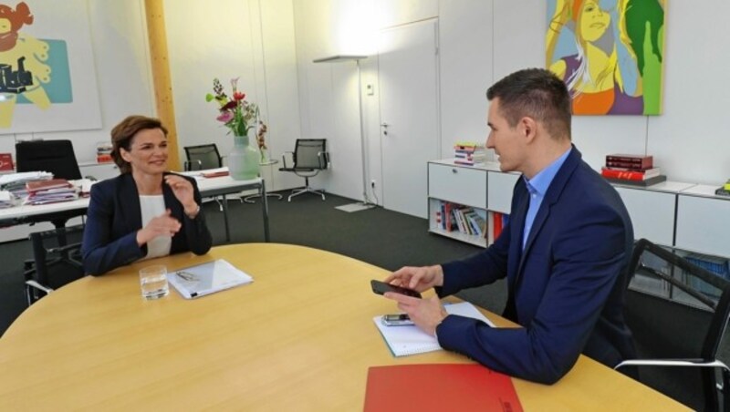 Rendi Wagner und „Krone“-Redakteur Michael Pommer im Gespräch. Die Blumen auf dem Schreibtisch sind nicht von Hans Peter Doskozil. (Bild: Tomschi Peter)