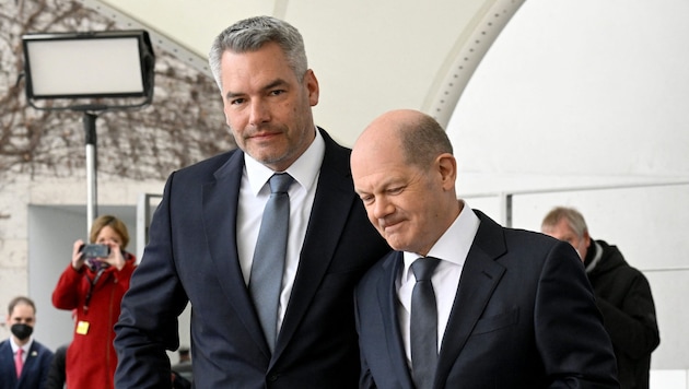 Karl Nehammer (links) und Olaf Scholz (Bild: APA/AFP/Tobias Schwarz)