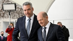 Karl Nehammer (links) und Olaf Scholz (Bild: APA/AFP/Tobias Schwarz)