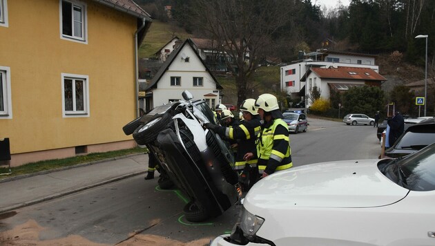 Die betrunkene Lenkerin touchierte in der Lieserstadt zwei geparkte Autos. (Bild: Freiwillige Feuerwehr Spittal an der Drau)
