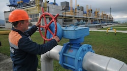 Russland wird heuer nach offiziellen Angaben aus Moskau etwa 50 Milliarden Kubikmeter weniger Gas nach Europa liefern als im Vorjahr. (Bild: AP)