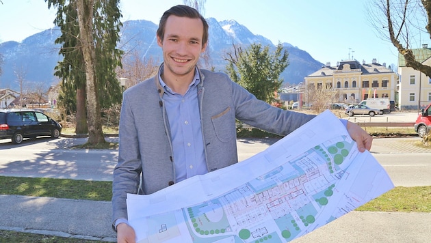 Philipp Zauner mit den Plänen fürs „Grand Elisabeth“ in Ischl. (Bild: Hörmandinger Reinhard)