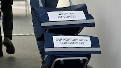 Ein Aktenwagen mit eindeutiger Botschaft in Richtung des Vorsitzenden Wolfgang Sobotka (Bild: APA/HANS PUNZ)