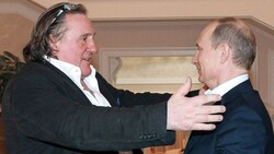 2013 erhielt Depardieu die russische Staatsbürgerschaft, im selben Jahr entstand dieses Foto mit Putin. (Bild: APA/AFP/RIA-NOVOSTI/MIKHAIL KLIMENTYEV)