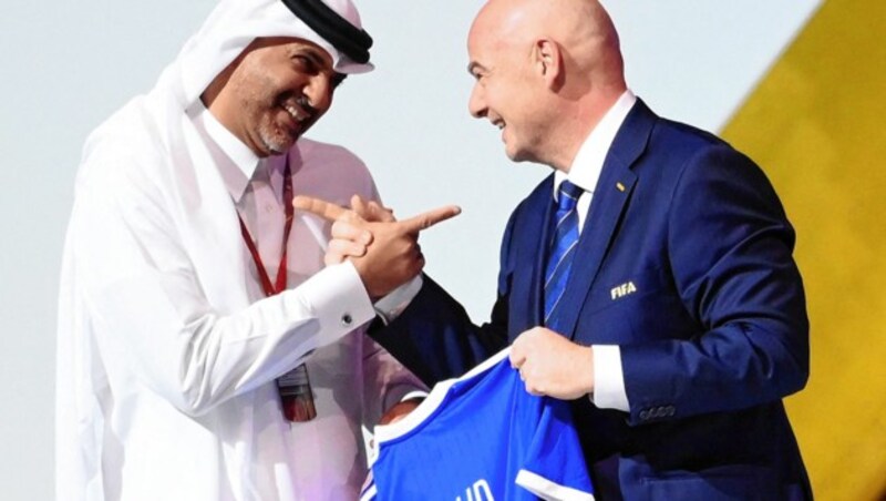 Infantino mit Khalid bin Khalifa bin Abdulaziz Al Thani (Bild: AFP/Franck Fife)