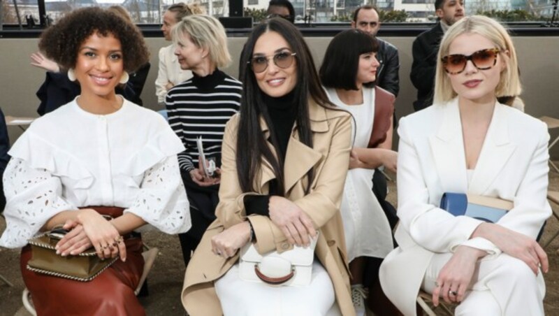 Demi Moore mit Gugu Mbatha-Raw und Lucy Boynton in der Front Row bei der Show von Chloé in Paris (Bild: Vianney Le Caer/Invision/AP)