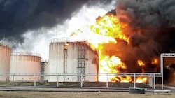 Brennendes Öldepot in der russischen Grenzregion Belgorod (Bild: APA/AFP/Russian Emergencies Ministry)